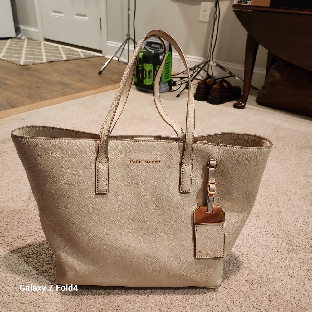 MARC JACOBS "THE TAG TOTE LEATHER BAG"